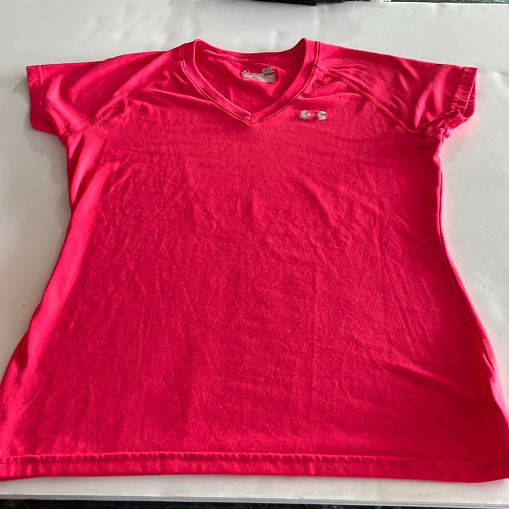 Under Armour heat gear top. SM/P/P in excellent condition. Salmon color.
